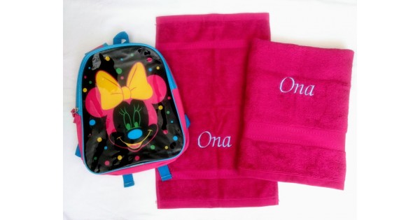 Zwemset: 2 berry (= felroze) handdoeken en rugzakje Disney Minnie Mouse