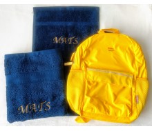 Zwemset: 2 donkerblauwe handdoeken en rugzakje Kickers geel