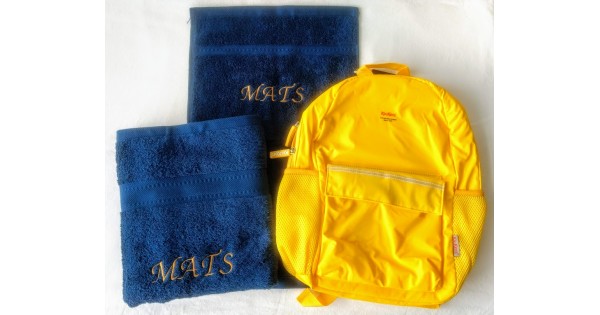 Zwemset: 2 donkerblauwe handdoeken en rugzakje Kickers geel